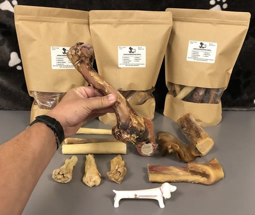 Honden kluifpakket de maand een zak vol botten en gedroogde snacks